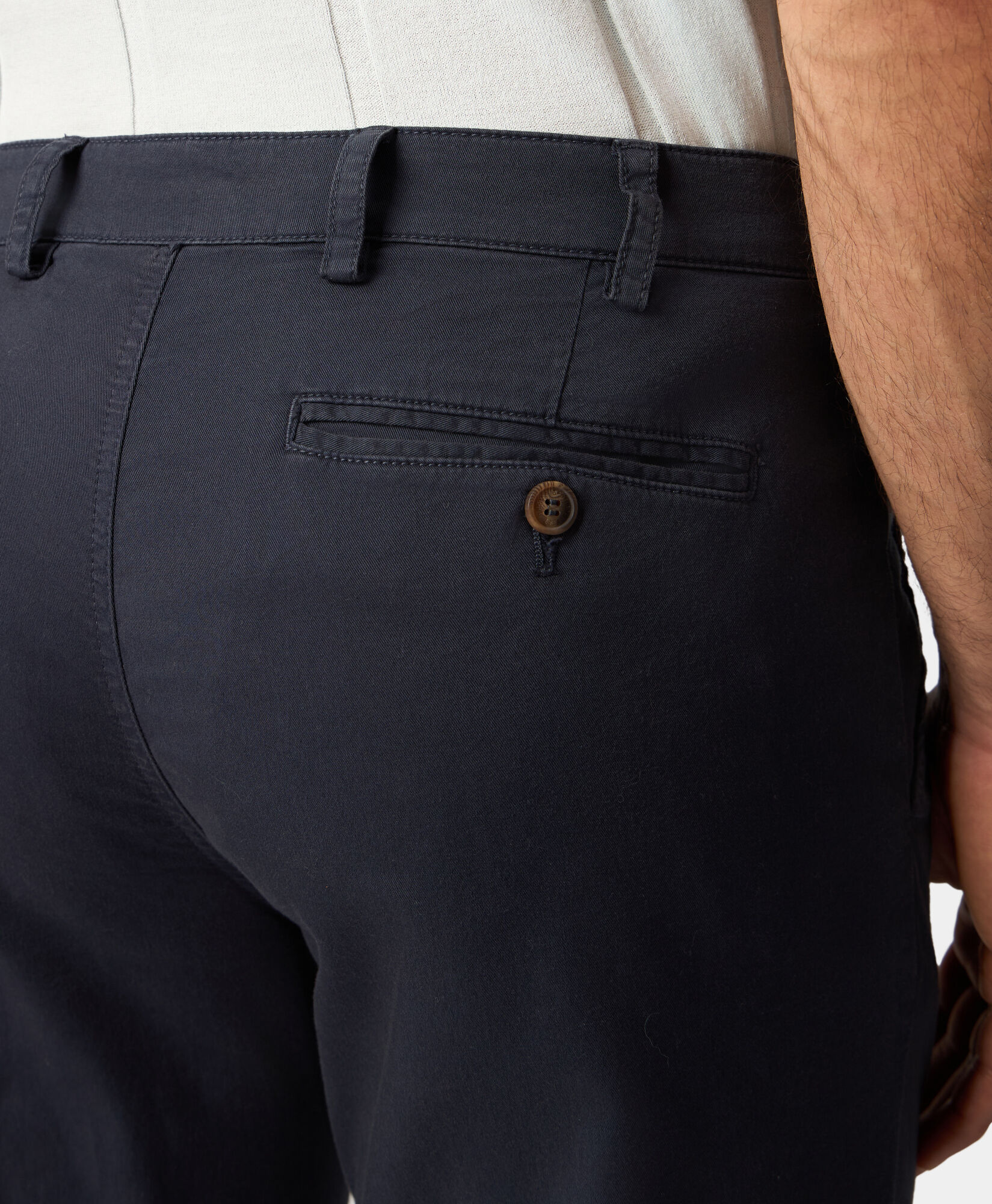 Brooks Brothers Chino en Gabardine de Coton Stretch à Regular Fit Confort Bleu Marine CPCHI050COBSP002NAVYP001