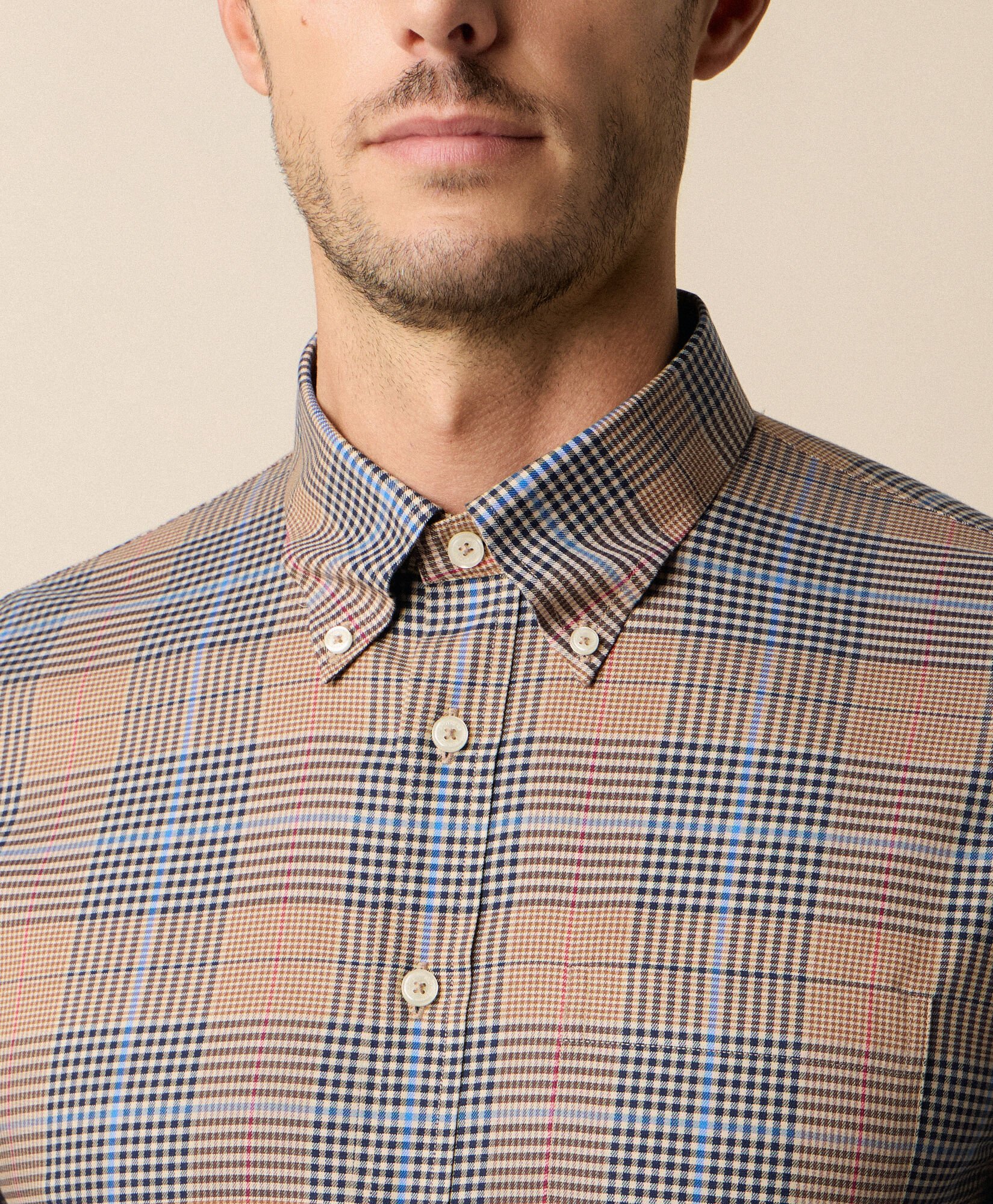 Slim Fit Non-Iron Karohemd aus elastischem Twill mit Button Down Kragen