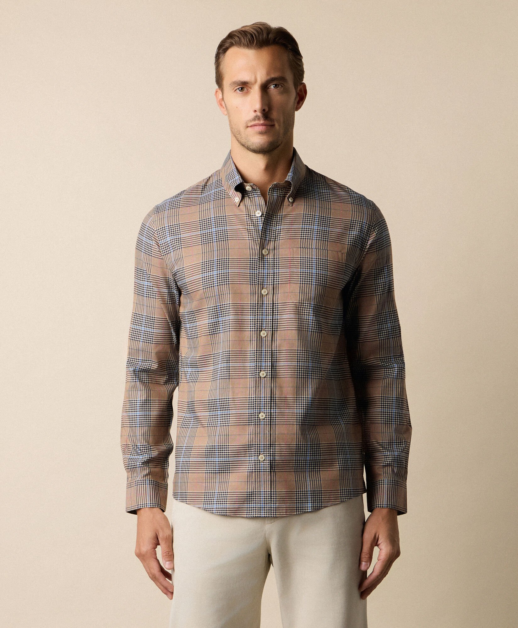 Slim Fit Non-Iron Karohemd aus elastischem Twill mit Button Down Kragen